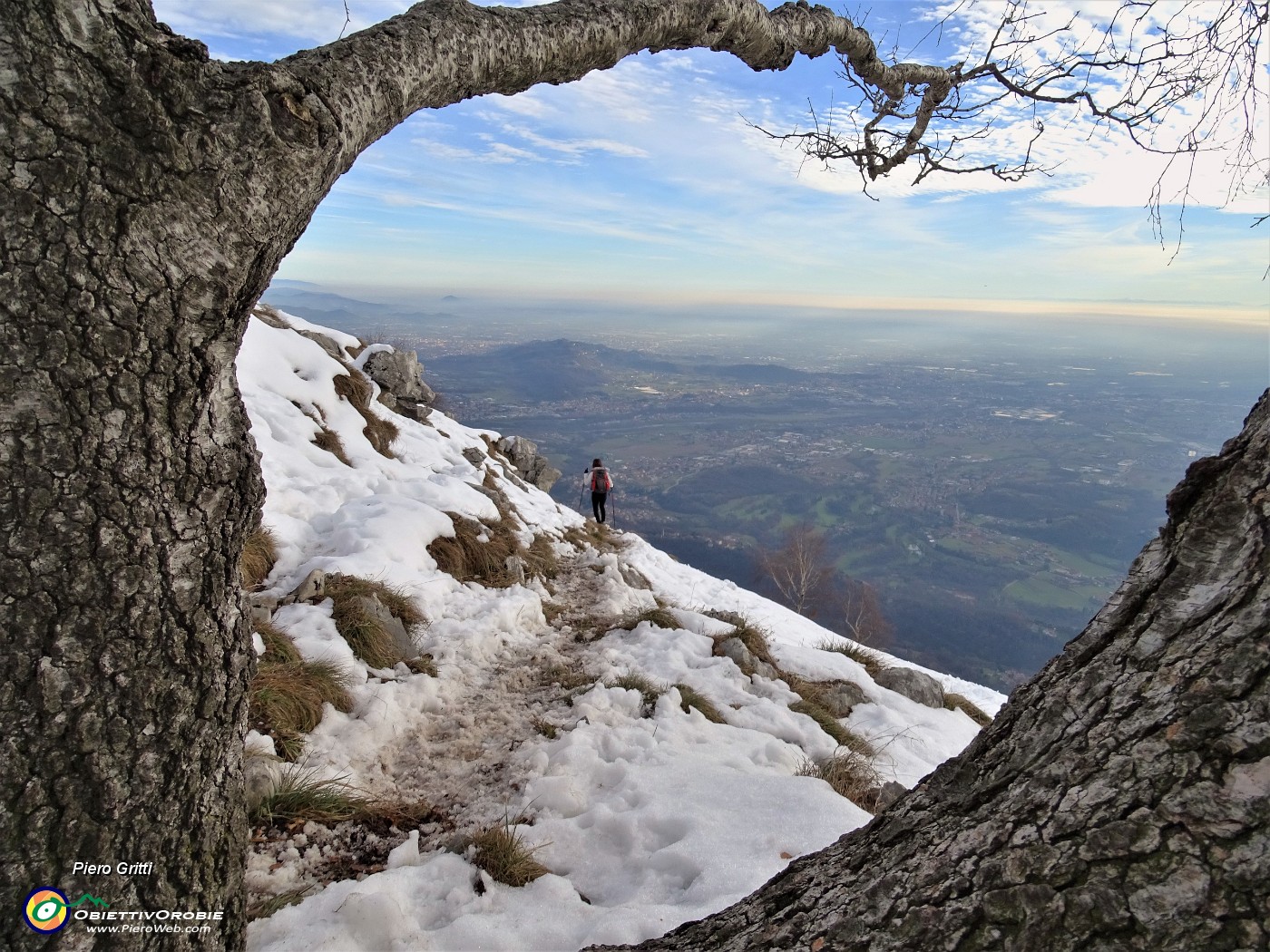 64 Discesa panoramica verso le colline e la pianura.JPG